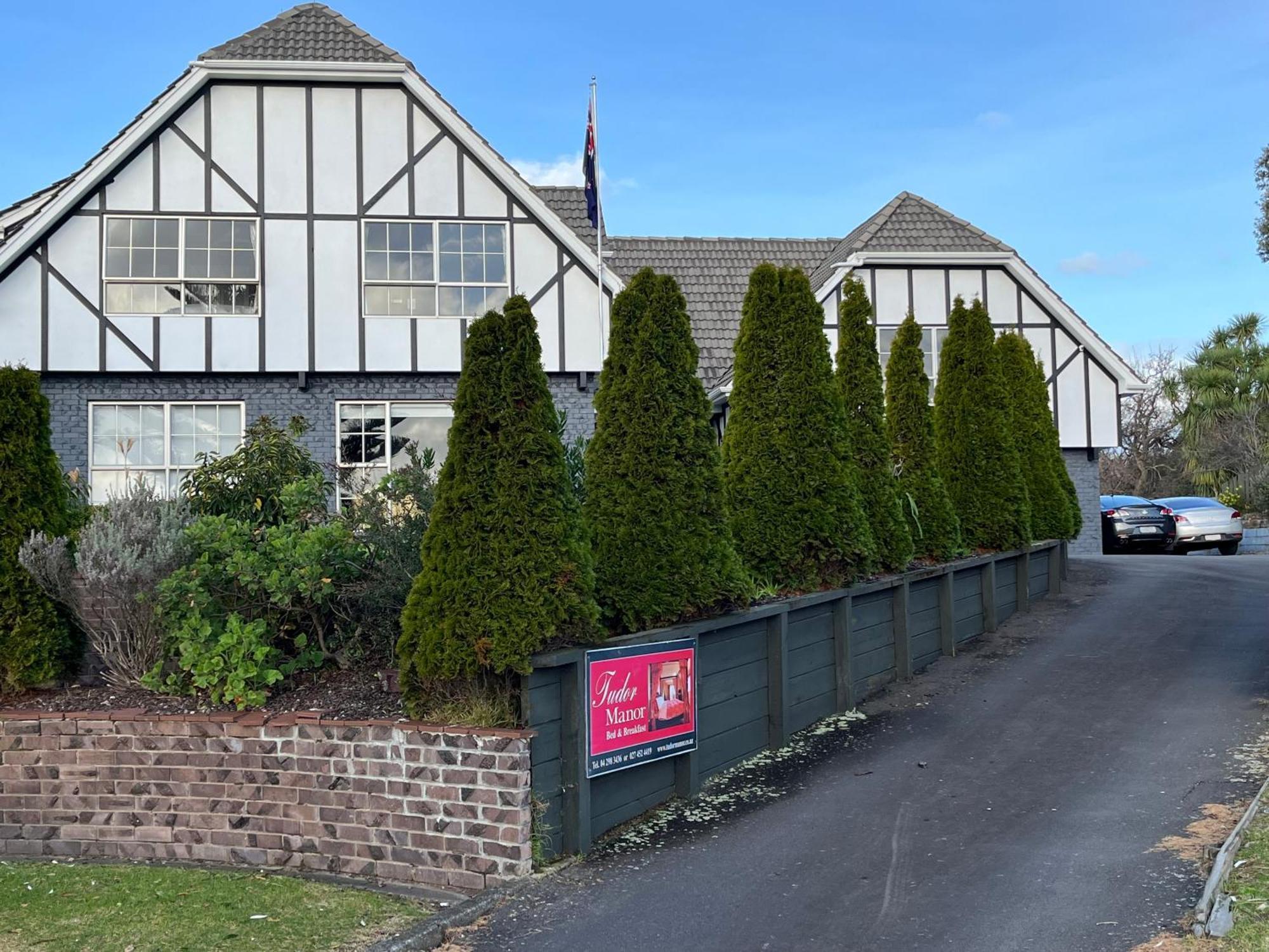 Tudor Manor Bed & Breakfast Paraparaumu Luaran gambar