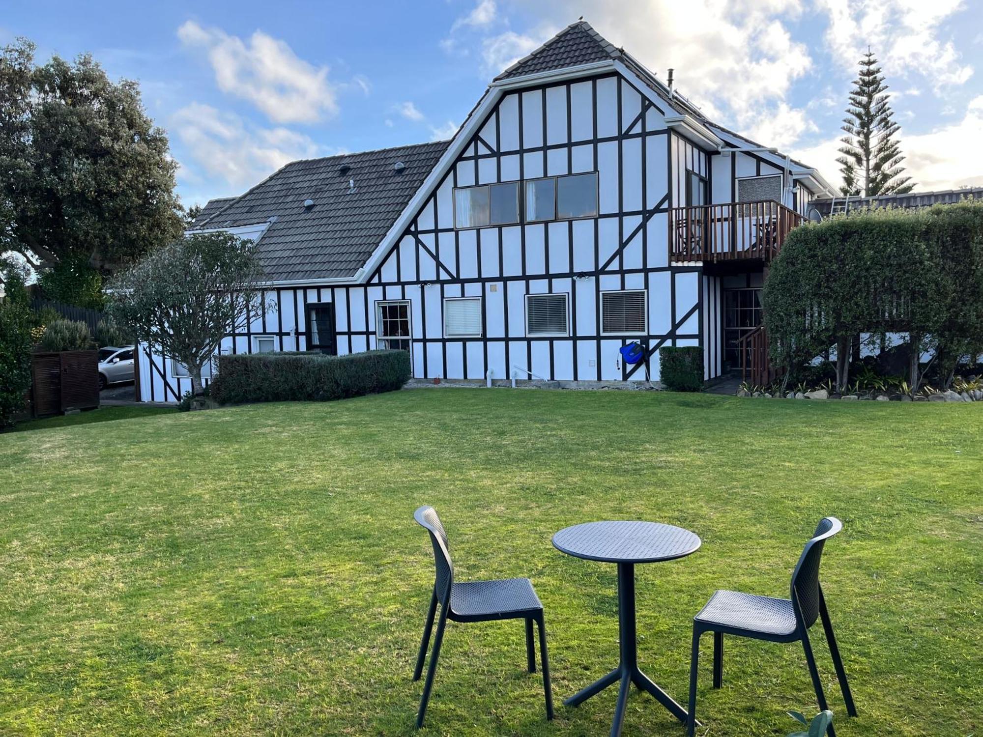 Tudor Manor Bed & Breakfast Paraparaumu Luaran gambar