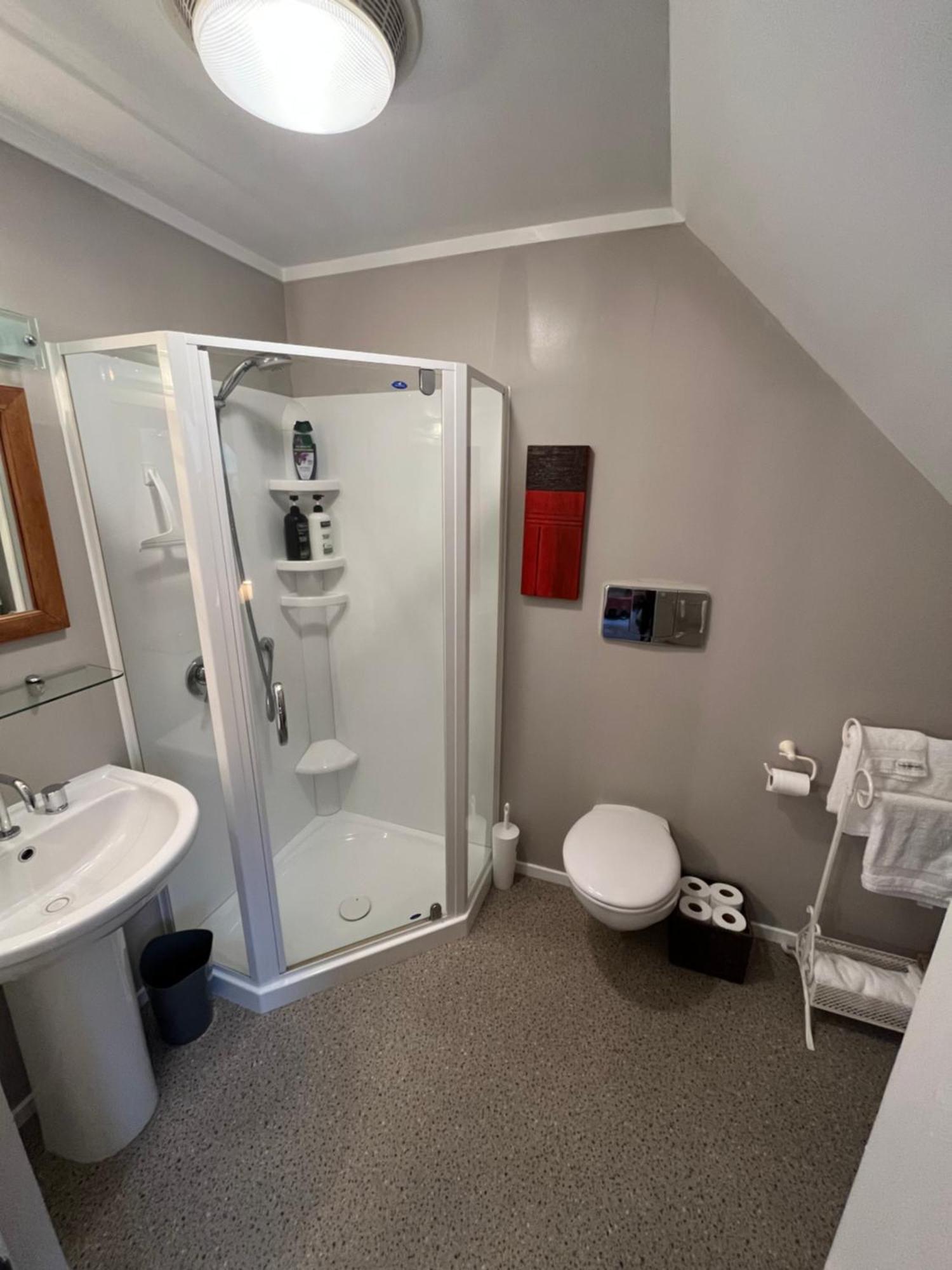 Tudor Manor Bed & Breakfast Paraparaumu Luaran gambar