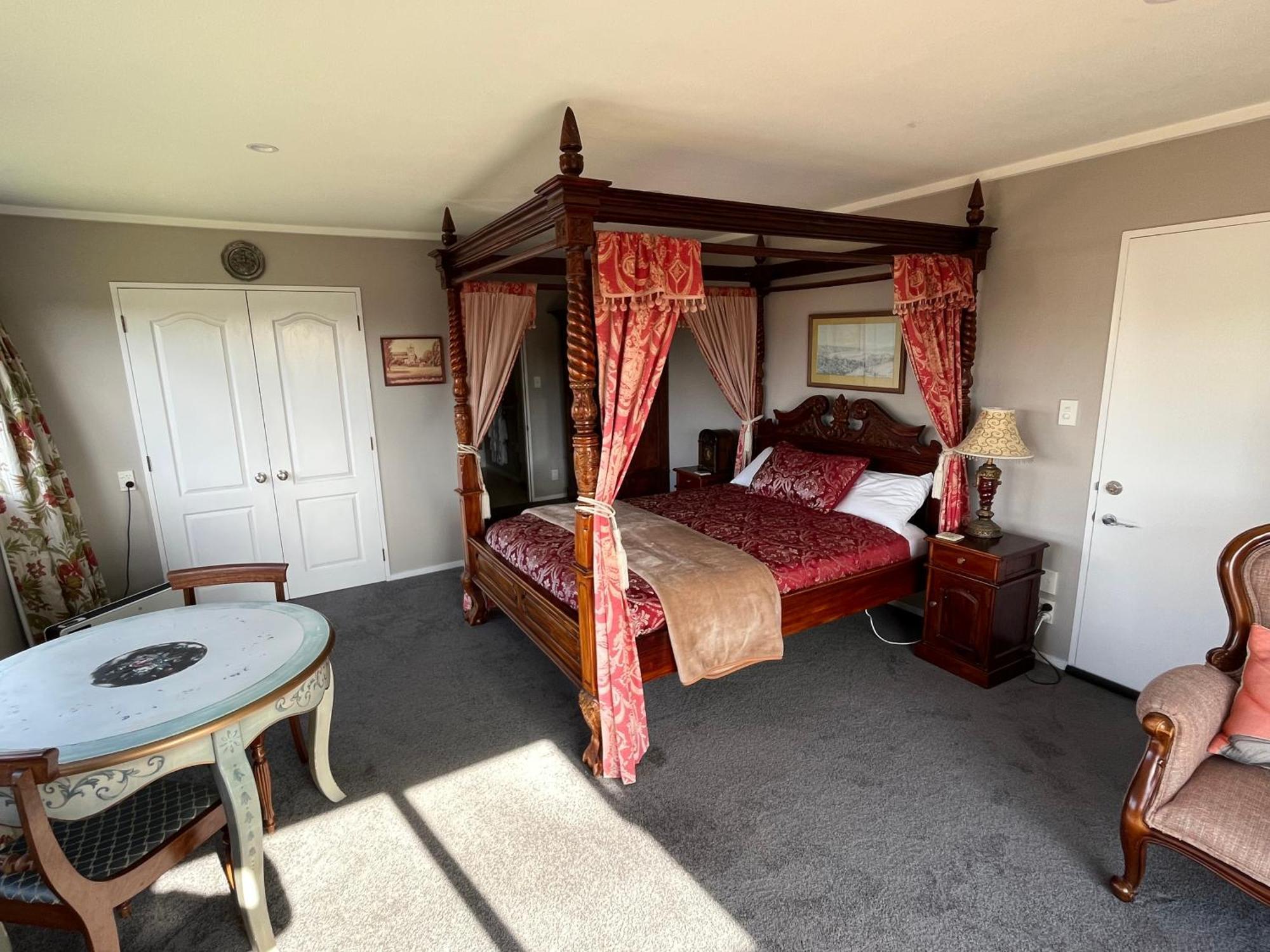 Tudor Manor Bed & Breakfast Paraparaumu Luaran gambar