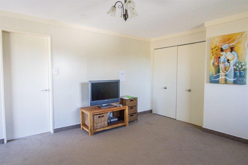 Tudor Manor Bed & Breakfast Paraparaumu Luaran gambar