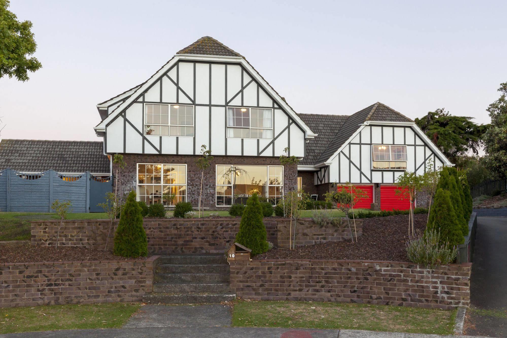 Tudor Manor Bed & Breakfast Paraparaumu Luaran gambar