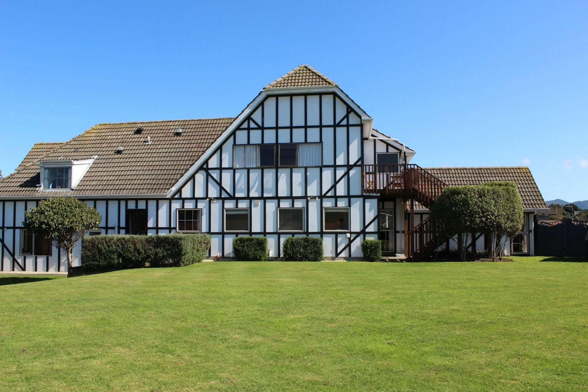 Tudor Manor Bed & Breakfast Paraparaumu Luaran gambar