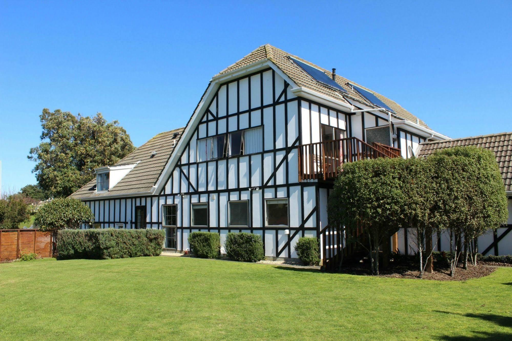 Tudor Manor Bed & Breakfast Paraparaumu Luaran gambar
