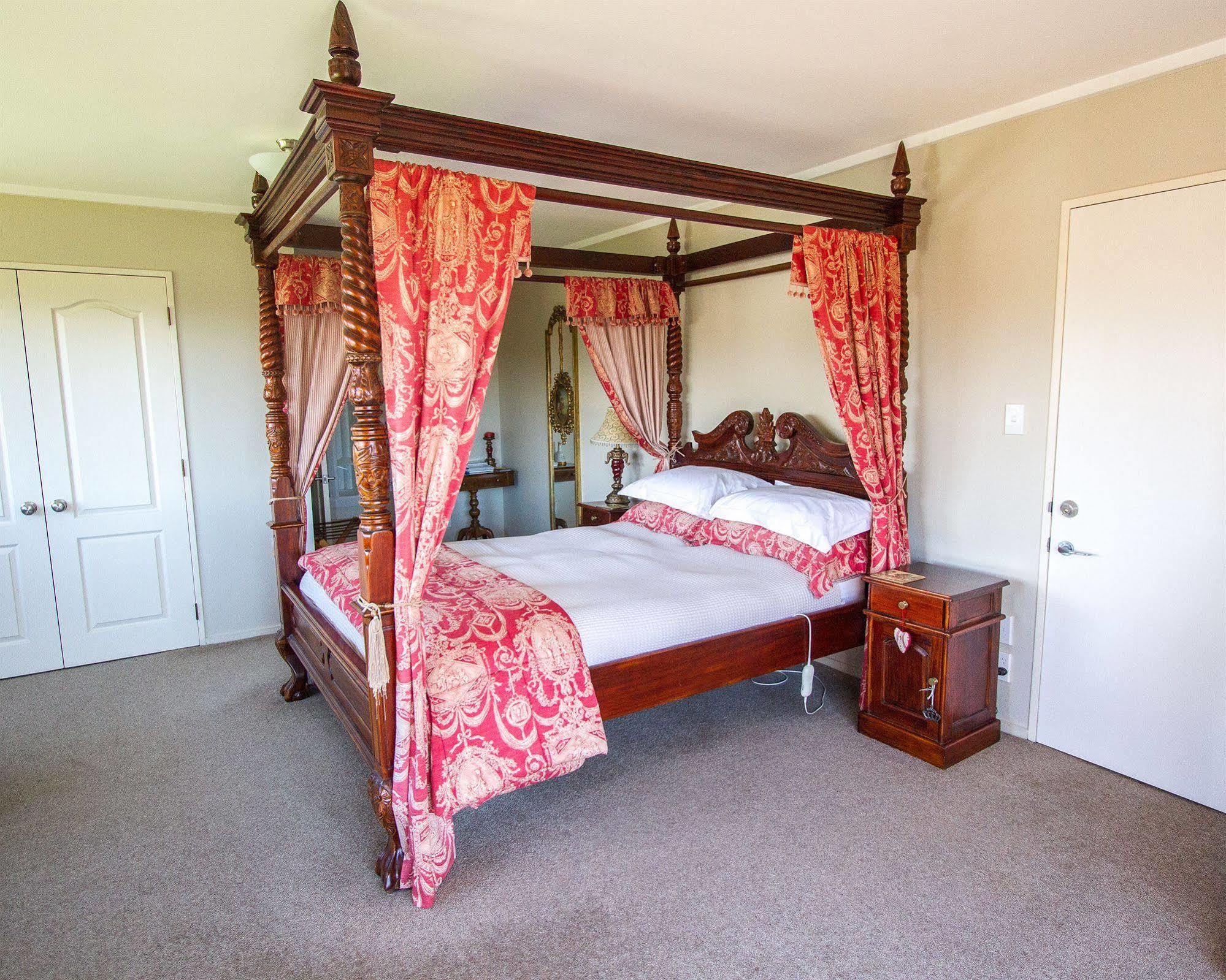 Tudor Manor Bed & Breakfast Paraparaumu Luaran gambar